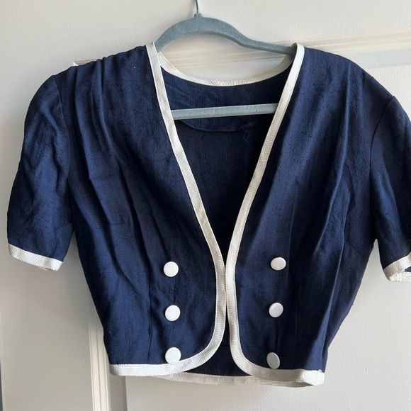 Tops - Cropped button up navy and white top
